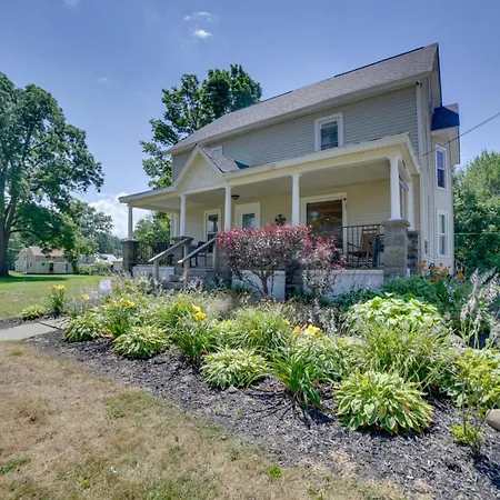 Charming Apartment On The Strip By Lake Erie!